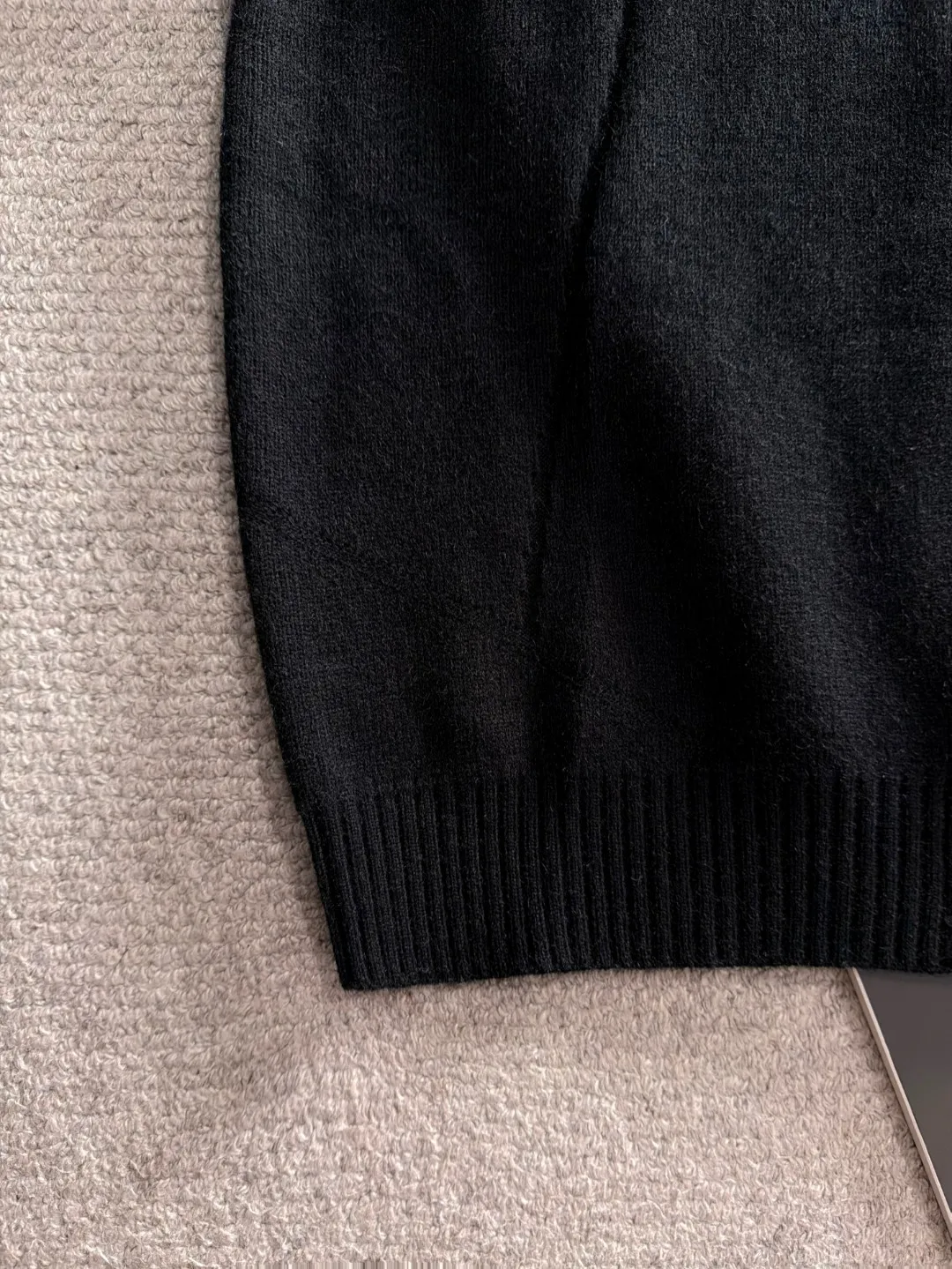 Next day shipping P225 Hermès 2026 Autumn and Winter latest sweaters from the official website, now on sale at the counter simultaneously Hot Sale! Specially made of wool blended fabric. It feels comfortable and can be directly in contact with the skin. The logo badge is exquisitely embroidered, which is extremely eye-catching! The details highlight the fashionable charm of big brands. Exquisite workmanship. Three-dimensional cutting style. The wearing effect is invincible and handsome! All three standards are complete! Sizes:M-3XL